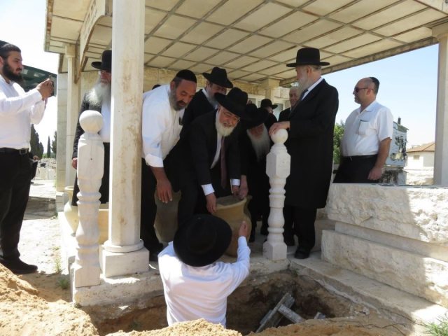 מעמד הקבורה בבית העלמין. צילום: שוקי לרר