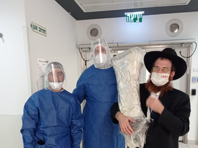 בכל זמן. הרב גודמן עם ספר תורה שנעטף והוכנס למח' הקורונה באסותא