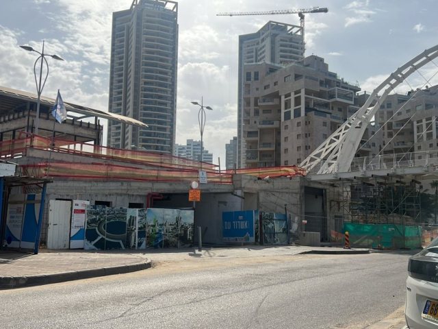 אתר בניית הגשר הסמוך לאשכול הגנים במרינה. צילום באדיבות ההורים