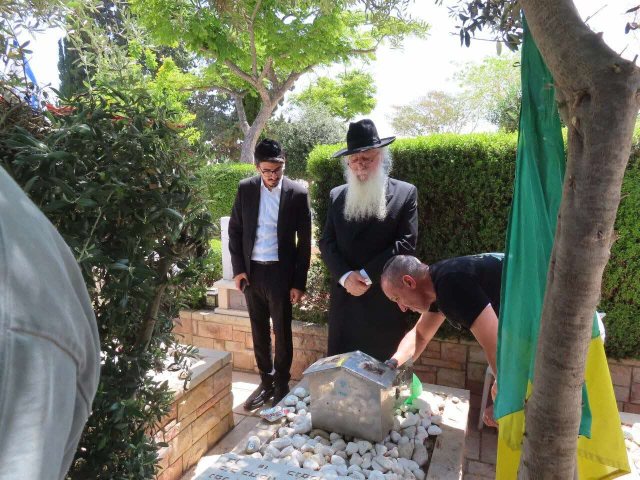 רבי דוד פינטו בתפילה על קברי הלוחמים הי"ד. א' מיכאלי
