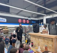 שלמה אורצל מדליק נר באושר עד. המצלם