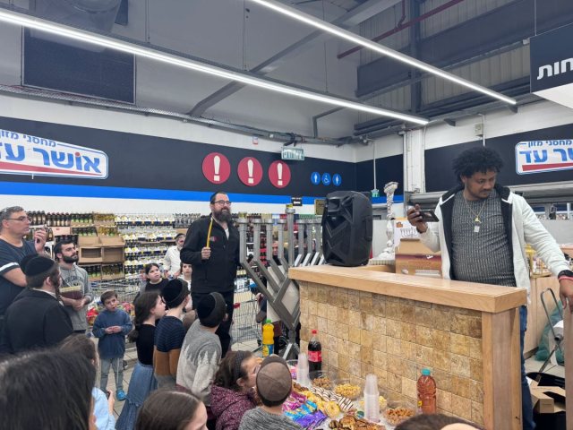 שלמה אורצל מדליק נר באושר עד. המצלם