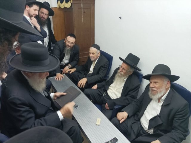 רב העיר בניחום אבלים בבית הגרג אדלשטיין. א' מיכאלי