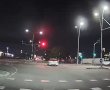 ללא בושה: עובר צומת באור אדום מלא - בנס זה נגמר בשלום (וידאו)
