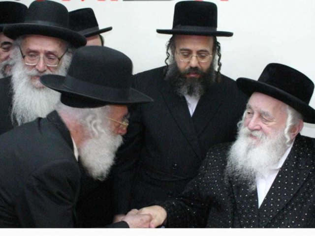 המגש הוותיק עם האדמור הישועות משה זצל. פורסם לפי סעיף 27 א לחז"י