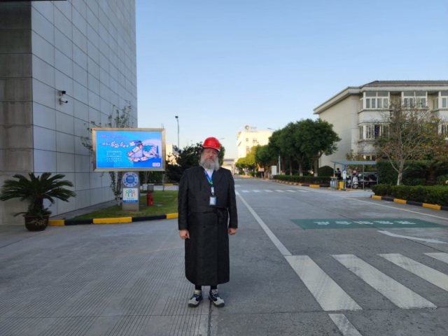 שוחרר. האדמו"ר משאץ בסין. 