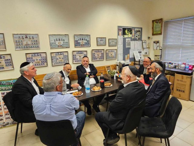 סיור במוסדות החינוך אבי אמסלם. לשכת ממק רהע