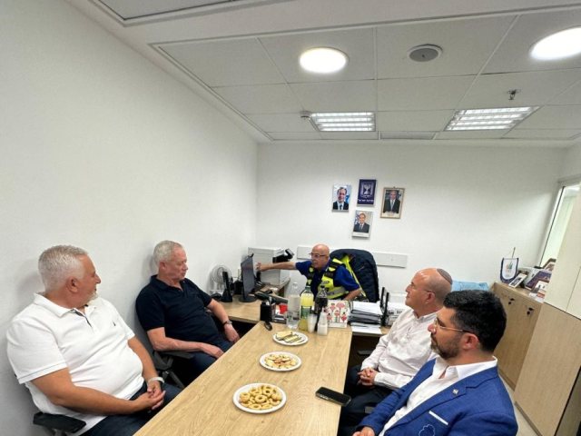 בני גנץ באשדוד