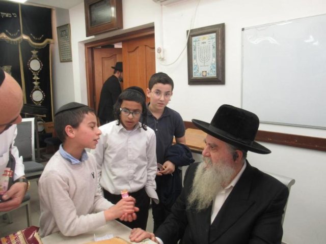 ברכת הילדים. רבי רפאל אבוחצירא עם ילדי מורשה. א' מיכאלי