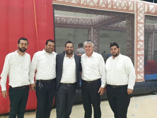 חיוכים מרגשים. אמסילי ואמסלם ב'עיר השעשועים'. צילום: המרכז למורשת