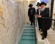 הרב פינטו והרב דהן בוחנים את המקווה. א' מיכאלי
