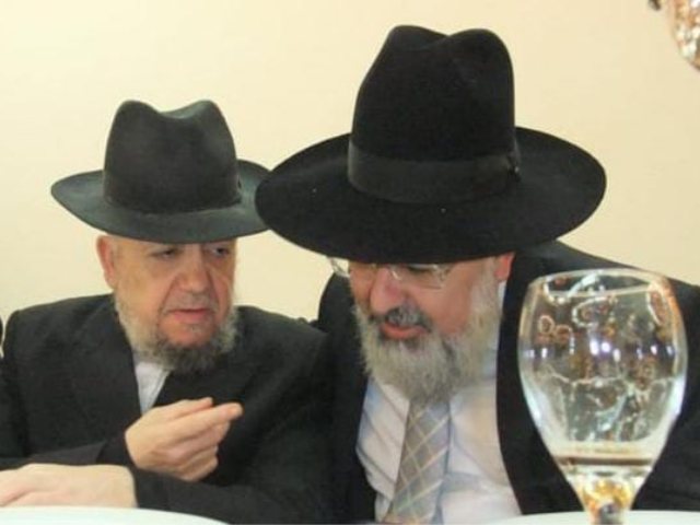 בתמונה: הגר"מ מאזוז זצ"ל מברך את יו"ר המועה"ד הרב דהן. א' מיכאלי
