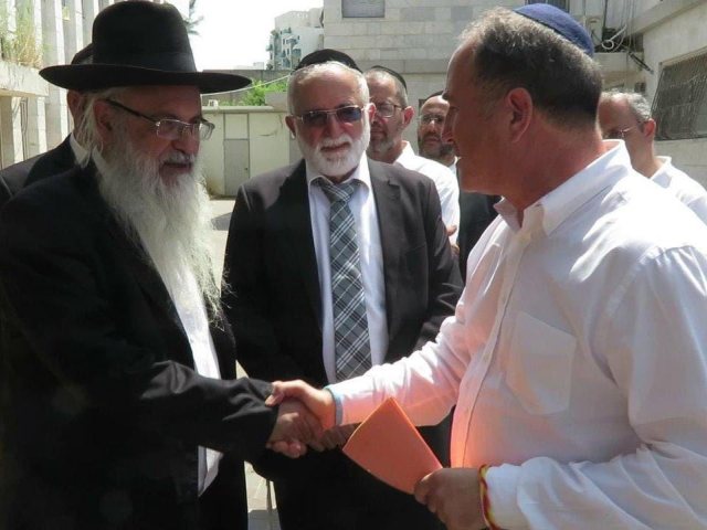 רה"ע בשטח שבו יבנה הבנין החדש של ת"ת מורשה. א' מיכאלי