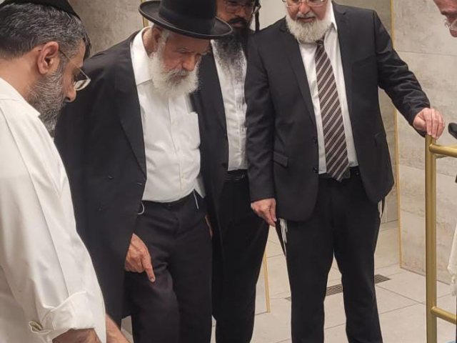 הרב מחפוד במקווה. א. מיכאלי