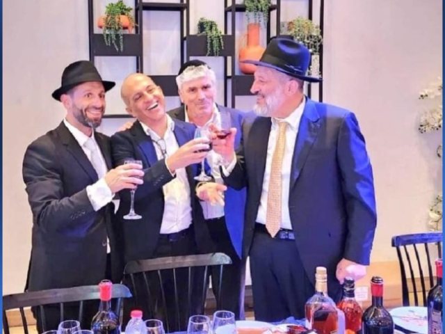 ברק סרי ביחד עם אבי אמסלם, מתקבל על ידי הבוס לשעבר (צילום: יאיר גדסי בטוויטר)