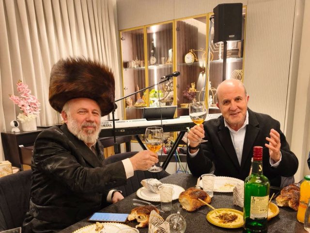 לסרי בביתו של שור. המצלם