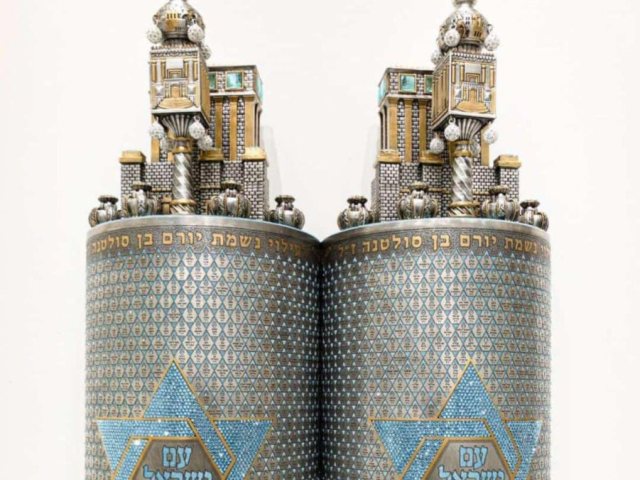 ספר התורה שיליו חקוקים שמות הקדושים. א. מיכאלי