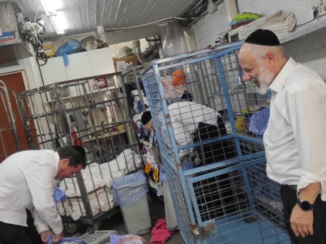 ר עזרא שור במכבסה עם בגדי החיילים. יואב