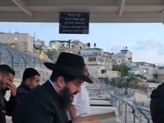 הרב שמואל טולידאנו משתטח על הציון. א' מיכאלי