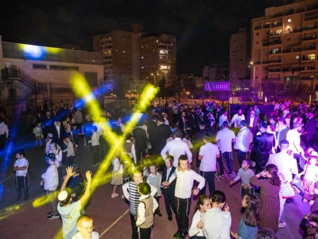 הקהל את העם. שמחת בית השואבה חבד. צילום: מענדי קורנעט