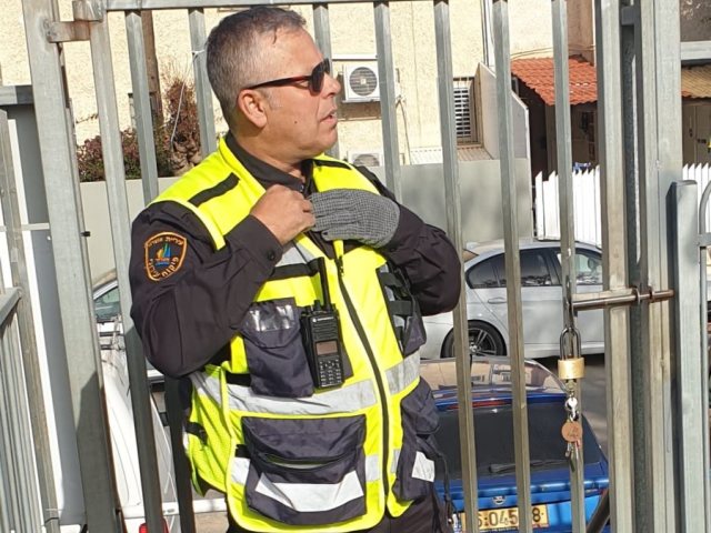 פקחי עירייה חמושים הוצבו בגנים ובתי ספר סמוך לאתרי בניה בעיר