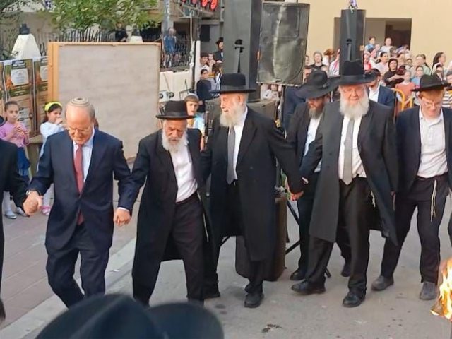הגרש מחפוד וראש העיר בהדלקה. א' מיכאלי