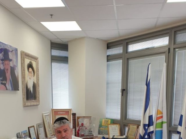 לא מפסיק להפתיע. אבי אמסלם