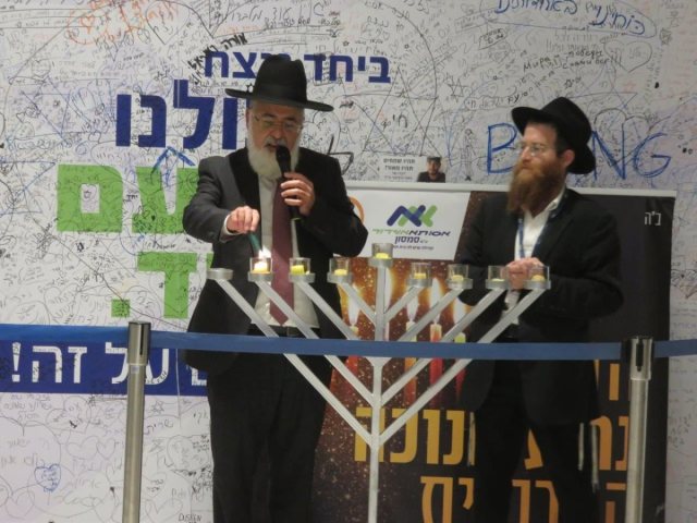 הדלקת הנרות באסותא. א' מיכאלי