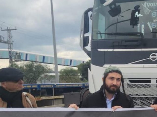 ח"כ צבי סוכות בהפגנה ביום חמישי. צילום לפי סעיף 27א בחוק זכויות יוצרים