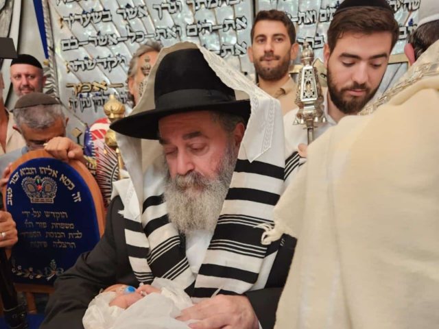 האדמור רבי יקותיאל אבוחצירא מכובד בסנדקאות. מ' מיכאלי