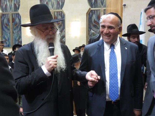האדמו" רבי דוד פינטו עם האורח. א' מיכאלי