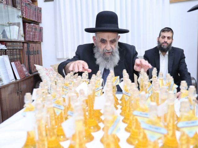 תורמים וזוכים לברכה. הגרמ צדקה עם קעריות הדבש. מ' מיכאלי