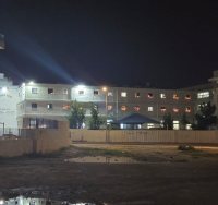 בניין הישיבה מואר באורות החנוכה. המצלם