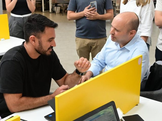 נפתלי בנט במרכז כיוונים באשדוד