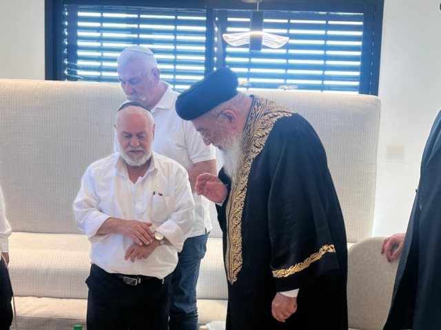 הראשל הרב עמאר בבית משפחת יפרח. א' מיכאלי