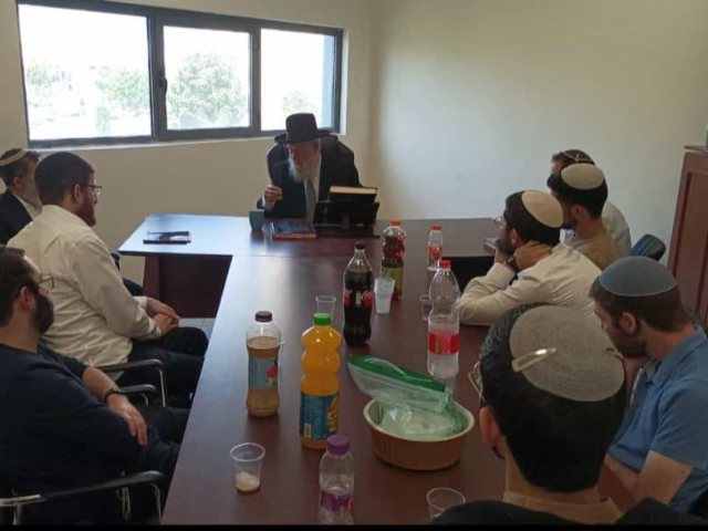 האברכים נבחנים אצל הרב. מ"ש