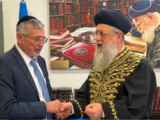 יהודה אבידן עם הרב הראשי