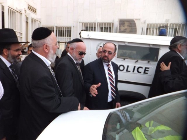 חוזרים לעבר. הרב דהן בתחנת המשטרה. אהרן מיכאלי