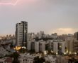 בעיצומו של הקיץ: ברקים וגשם שוטף באשדוד (וידאו)