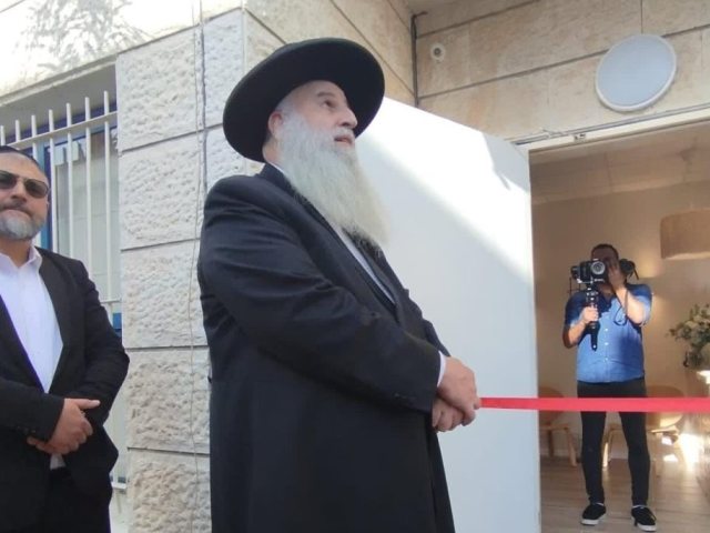 הרב אבוחצירא חונך את מרכז הסיוע. מ' מיכאלי
