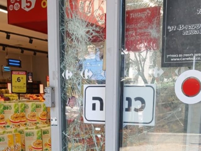 דלת סניף קרפור לאחר הארוע. המצלם