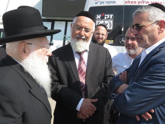הרב קלמנוביץ עם יור המועבד. מ. מיכאלי