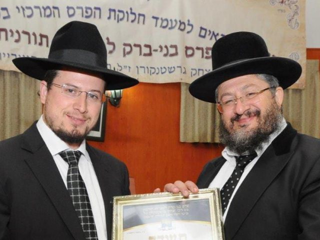 הרב דרעי עם בנו הרב אברהם דרעי שיחי'. מ. מיכאלי