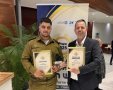 אלי כהן ובנו דוד בקבלת הפרס. המצלם