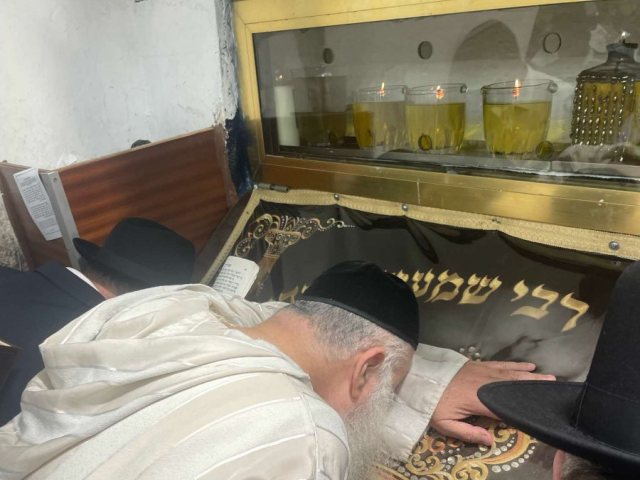 רבי מאיר אובחצירא משתטח על ציון הרשבי. א' מיכאלי