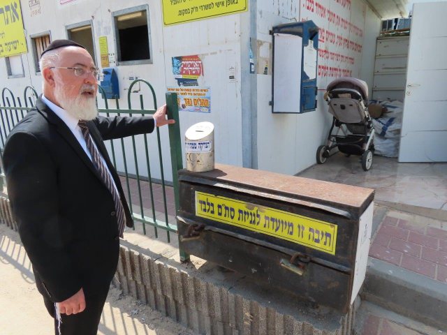 הרב דהן ליד מתקן הגניזה. א' מיכאלי