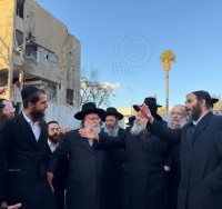 הרה"צ רבי נחמיה אלתר בזירת הפיגוע בערד. צילום: קבוצת זמן אמת