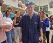 רגע מרגש בבת ים: תלמידים הפתיעו את גרגורי המנקה האהוב ביום הולדתו ה־90