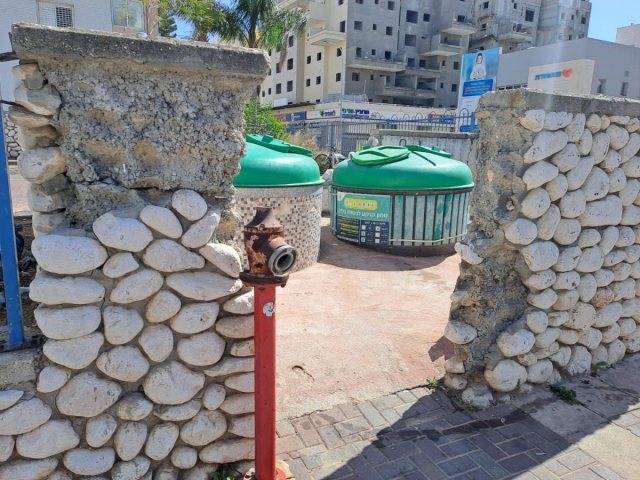 החומה הסדוקה בטרם תוקנה. דיירי רח' הלל