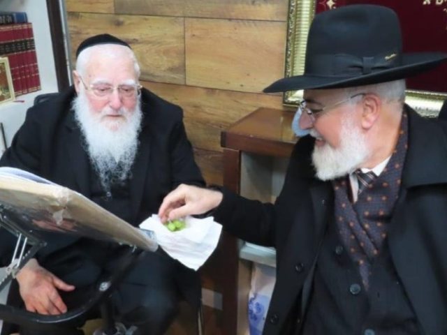 רב העיר הרב פינטו בחלוקת הפירות. מ. מיכאלי
